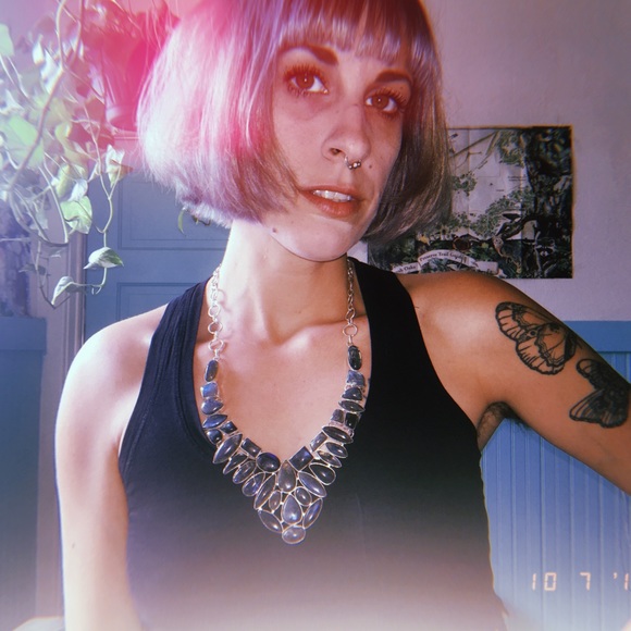 Meet your Posher, Amanda - Picture 3 of 5